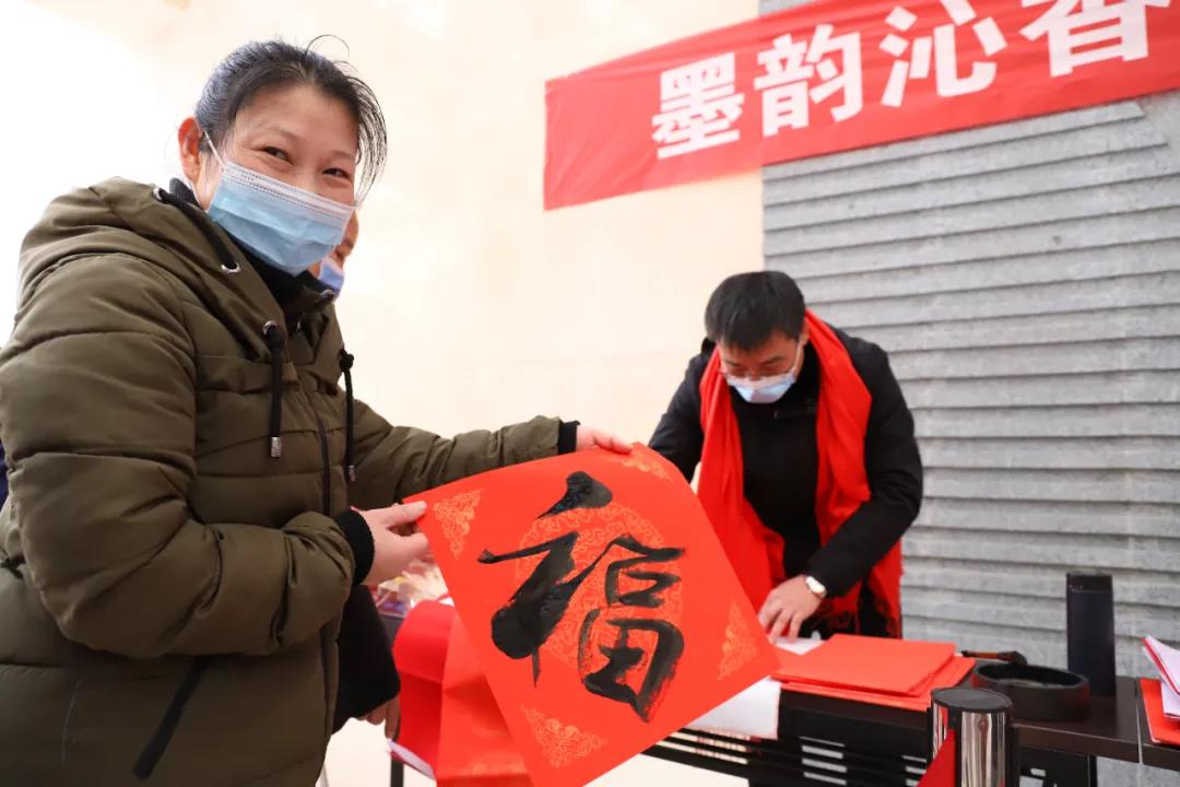 【翰墨迎春】宿遷市書法家協(xié)會書法家走進(jìn)市鐘吾醫(yī)院寫春聯(lián)、送祝福(圖4) 【翰墨迎春】宿遷市書法家協(xié)會書法家走進(jìn)市鐘吾醫(yī)院寫春聯(lián)、送祝福(圖4)