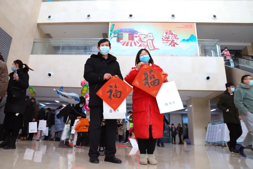 【翰墨迎春】宿遷市書法家協(xié)會書法家走進(jìn)市鐘吾醫(yī)院寫春聯(lián)、送祝福(圖5) 【翰墨迎春】宿遷市書法家協(xié)會書法家走進(jìn)市鐘吾醫(yī)院寫春聯(lián)、送祝福(圖5)