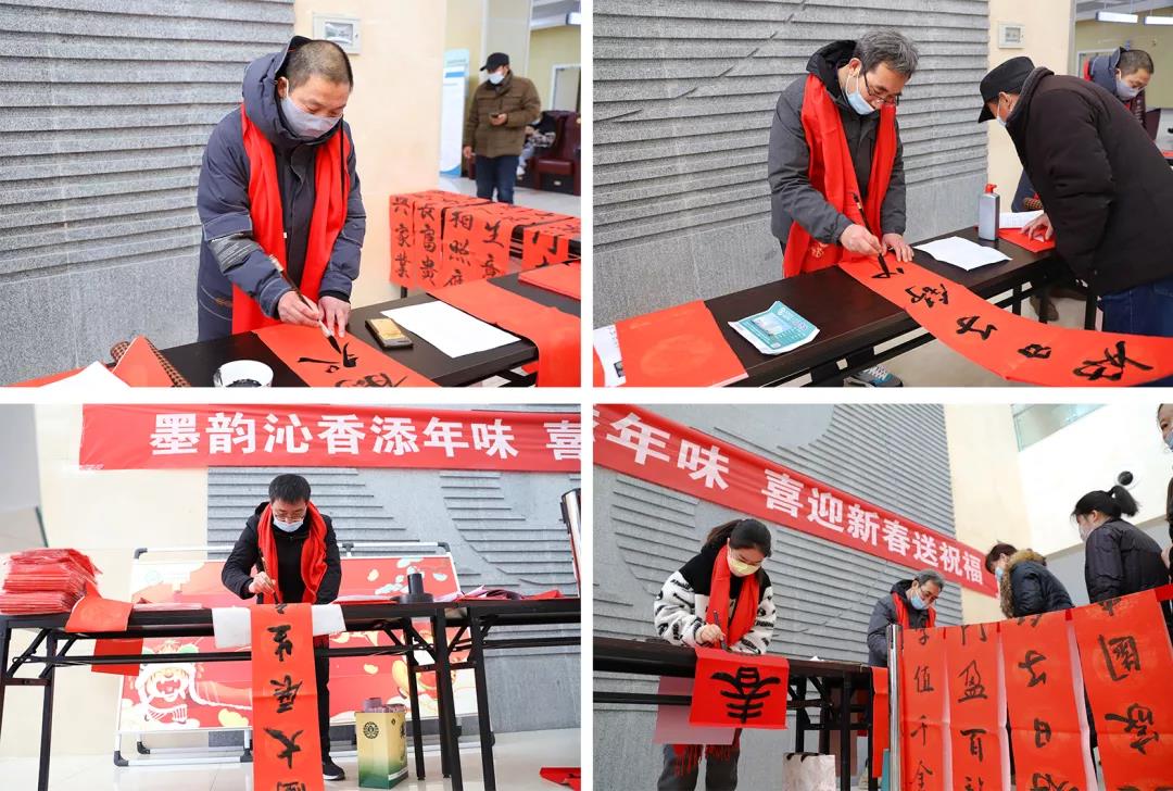 【翰墨迎春】宿遷市書法家協(xié)會書法家走進(jìn)市鐘吾醫(yī)院寫春聯(lián)、送祝福(圖2) 【翰墨迎春】宿遷市書法家協(xié)會書法家走進(jìn)市鐘吾醫(yī)院寫春聯(lián)、送祝福(圖2)